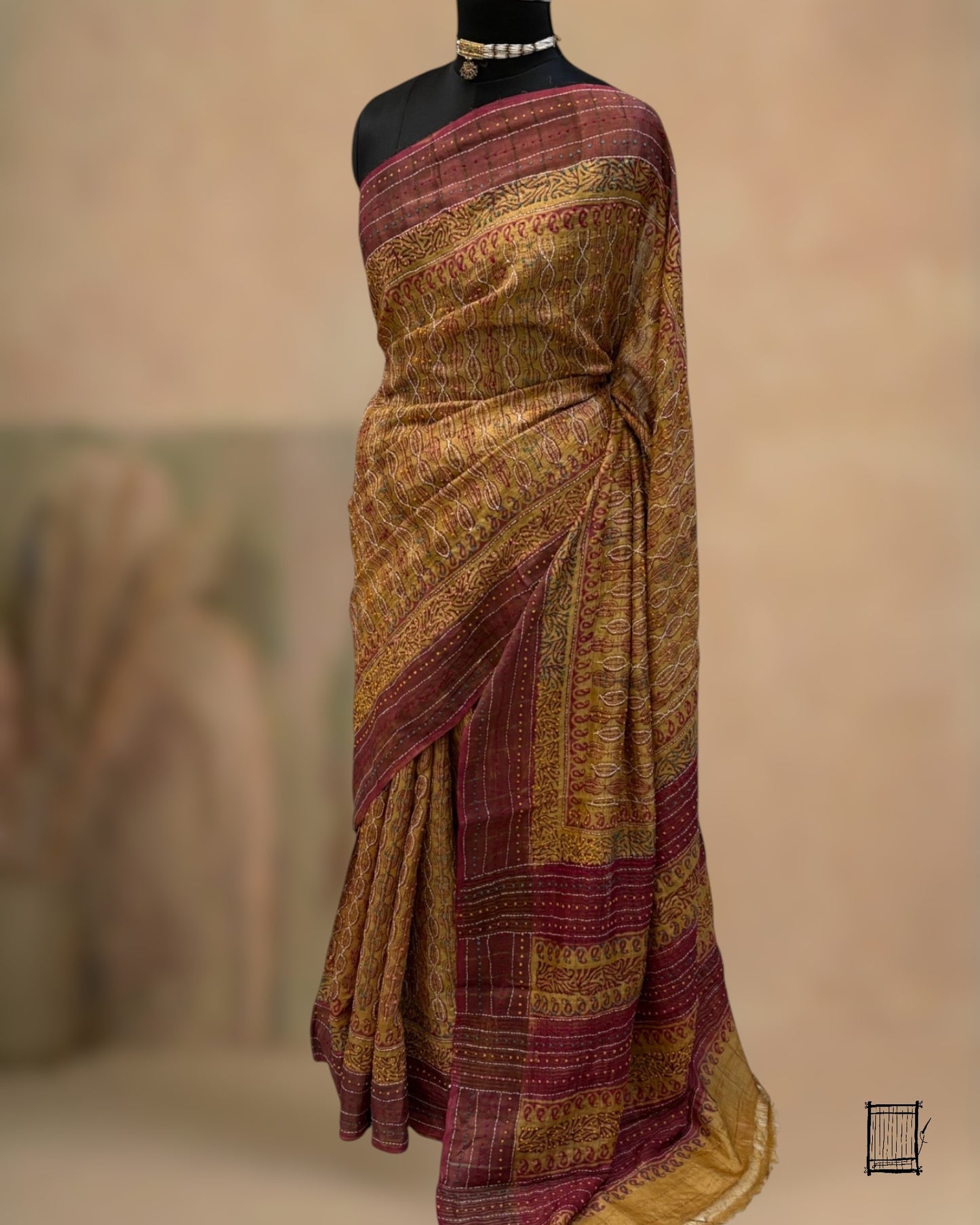 The wavy interlinked design, rendered in contrast white and red thread work, creates the distinct impression of a gilded chain