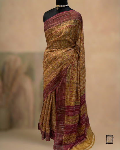 The wavy interlinked design, rendered in contrast white and red thread work, creates the distinct impression of a gilded chain