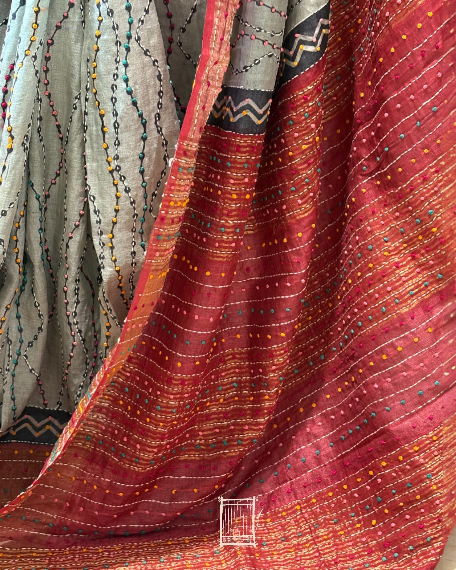 Constrast red pallu with ho