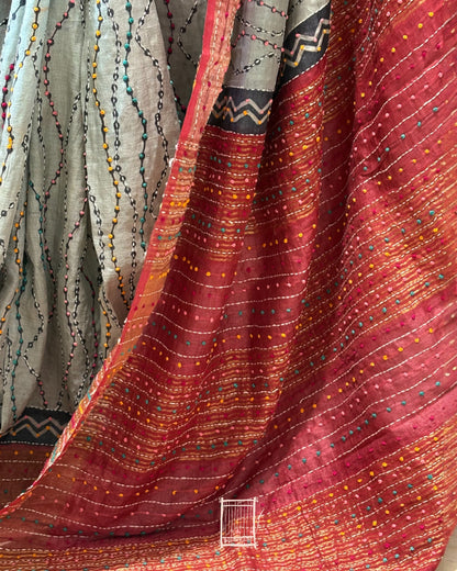 Constrast red pallu with ho