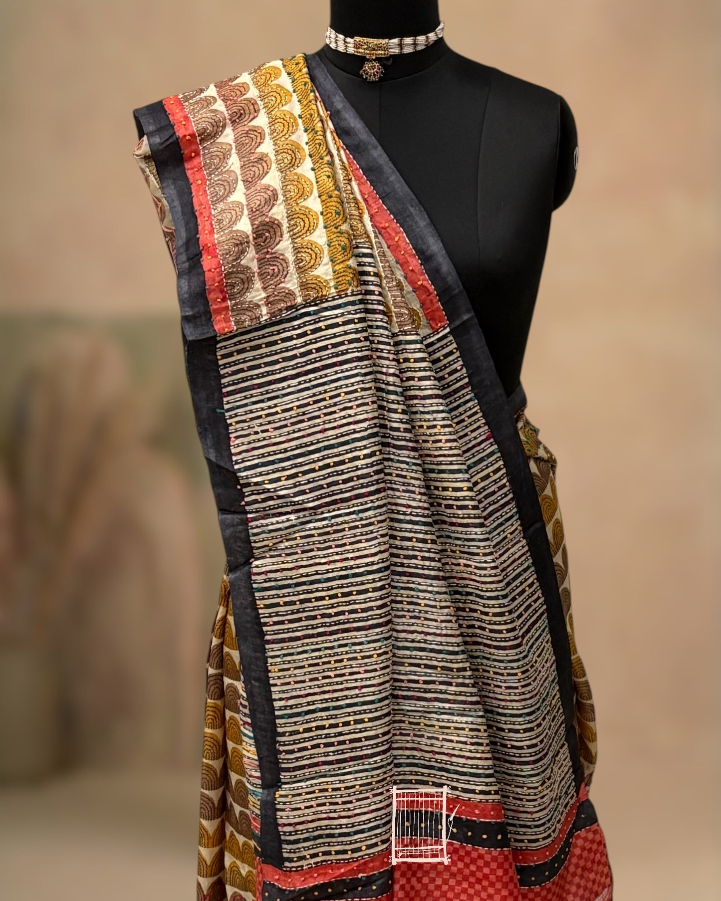 Contrast horizontal lines with kantha and knot work on pallu