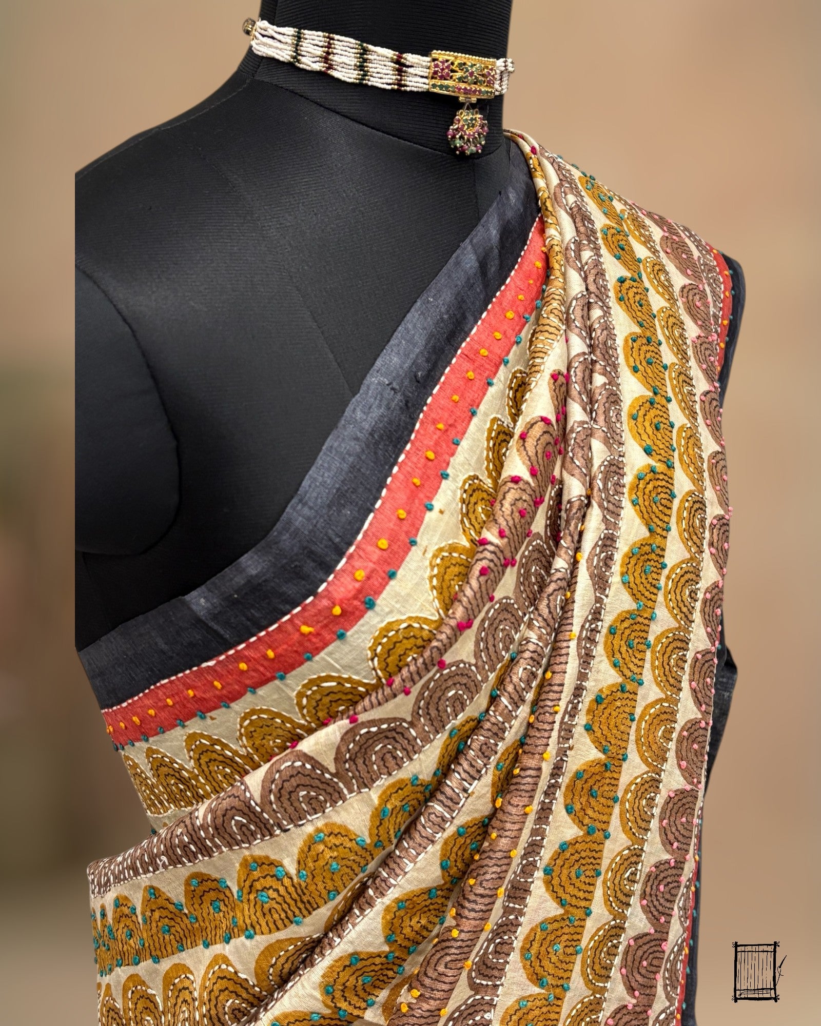 Small semi-circular motifs in contrast thread